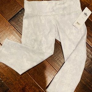 Alo Airbrush Capri white and light gray/silver. XS